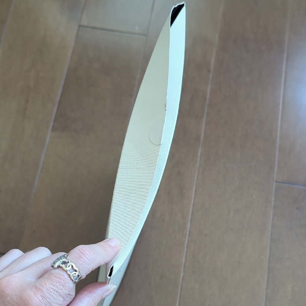 Burberry Ivory Logo Box - Picture 2 of 3